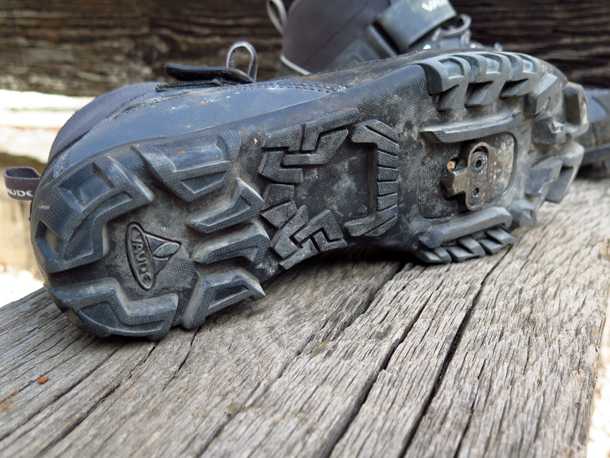 נעלי רכיבה VAUDE TRAIL HEAD. הסוליה קשה ומספקת אחיזה כמו נעל הרים איכותית. הנעל קשה ויציבה בעמידה ודיווש ממושכים. צילום: רוני נאק