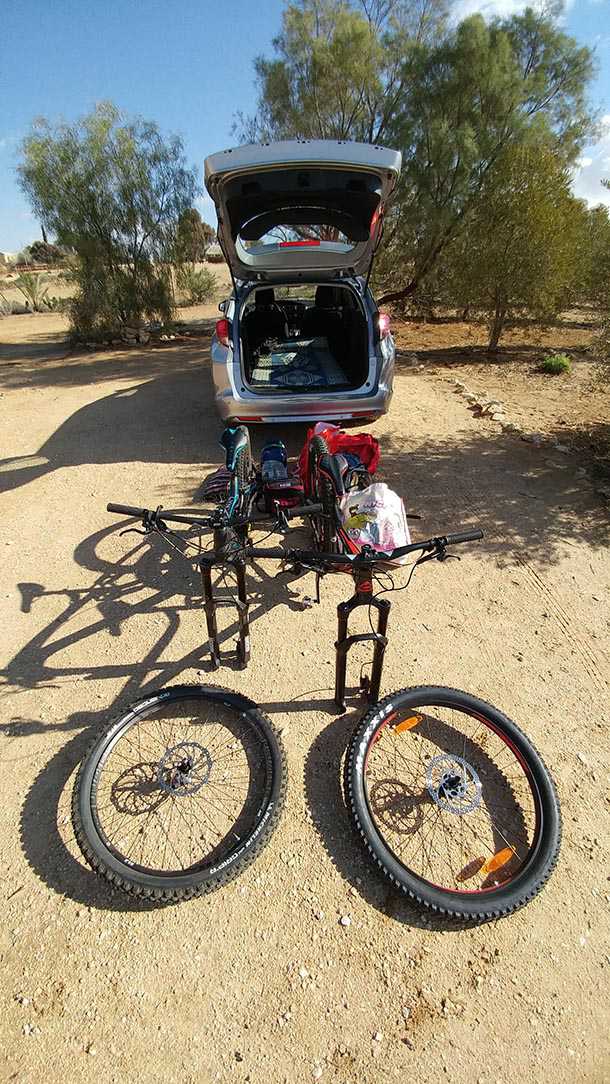 תודה להונדה שסייעה עם הונדה סיוויק טורר שתא המטען שלה בלע בקלות שני זוגות אופניים וציוד מלא ליום רכיבה ארוך בנגב. צילום: רוני נאק