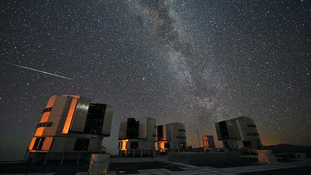 והנה עוד מבט הפעם קומפלט עם שביל החלב ומצפה כוכבים. By ESO/S. Guisard - http://www.eso.org/public/images/potw1033a/, CC BY 4.0, https://commons.wikimedia.org/w/index.php?curid=11212868