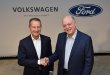 הרברט דיס (שמאל)מנכ"ל VW ו-ג'ים האקט מנכ"ל פורד בהודעה משותפת על שיתוף פעולה רחב היקף. צילום: פורד